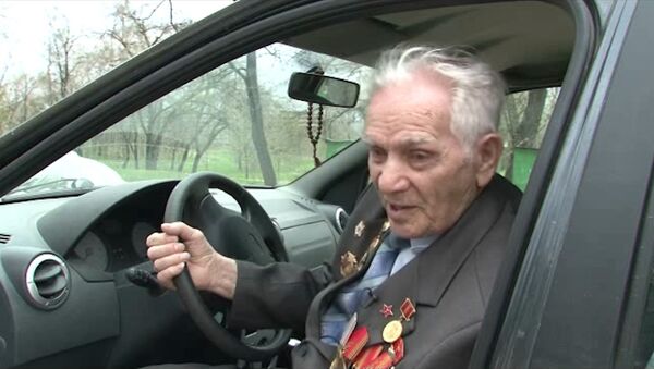 Участников автопробега встретил в Волгограде водитель с 70-летним стажем