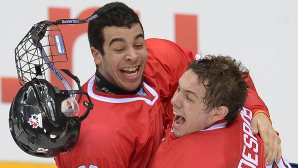 Хоккеисты юниорской сборной Канады радуются победе