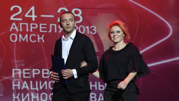 Ведущие Алексей Агранович и Яна Троянова на церемонии закрытия Первого Национального кинофестиваля Движение в Омске