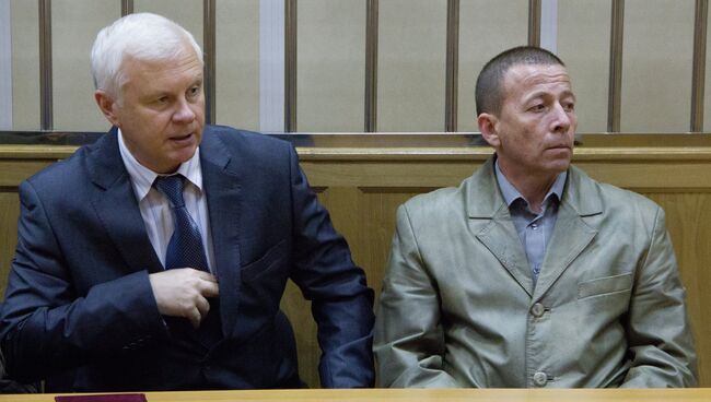 Капитан первого ранга Дмитрий Лаврентьев и его адвокат Сершей Бондарь