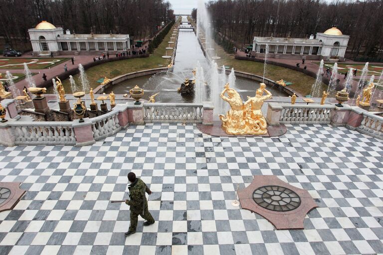 Фонтаны Большого каскада в Государственном музее-заповеднике Петергоф