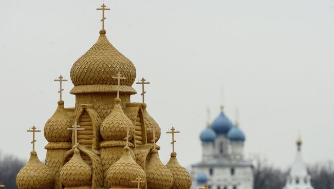 На выставке скульптур из песка в музее-заповеднике Коломенское, архивное фото