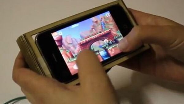 Обложка-морф, превращающая айфон в игровую консоль при запуске игры