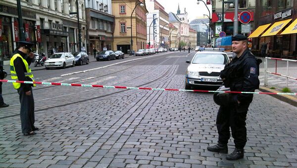Полицейское оцепление возле места взрыва в Праге