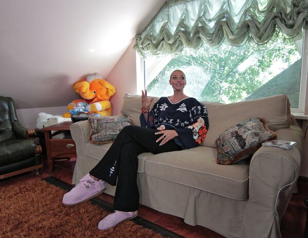 Балерина Анастасия Волочкова демонстрирует интерьер мансарды в своем доме
