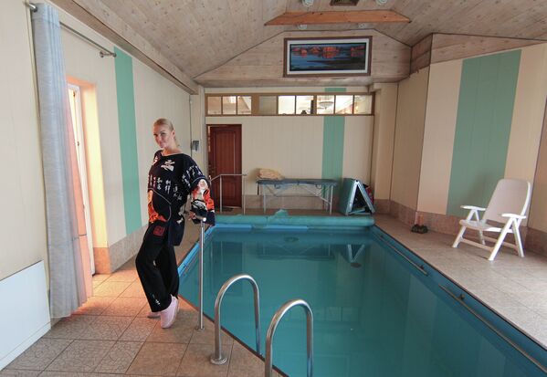 Балерина Анастасия Волочкова демонстрирует бассейн в своем доме