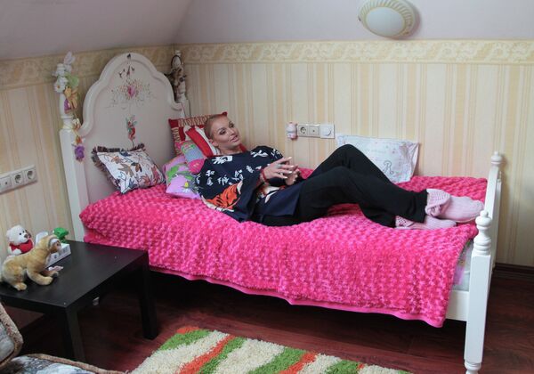 Балерина Анастасия Волочкова демонстрирует интерьер комнаты дочери в своем доме