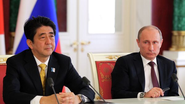Владимир Путин (справа) и премьер-министр Японии Синдзо Абэ