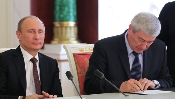 Президент РФ Владимир Путин (слева) и руководитель Федеральной службы по финансовому мониторингу Юрий Чиханчин
