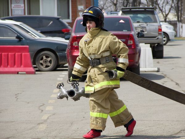 Тренировка добровольной женской пожарной дружины во Владивостоке