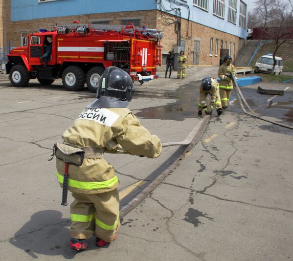 Тренировка добровольной женской пожарной дружины во Владивостоке