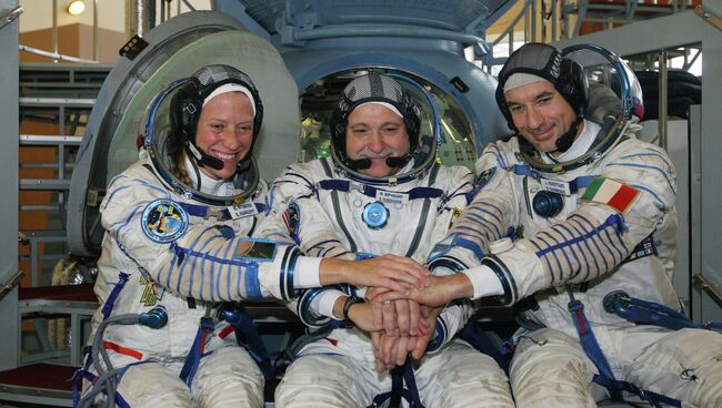 Космонавты Карен Найберг (НАСА, США), Фёдор Юрчихин (Роскосмос, Россия), Лука Пармитано (ЕКА, Италия) (слева направо) перед началом тренировки, архивное фото