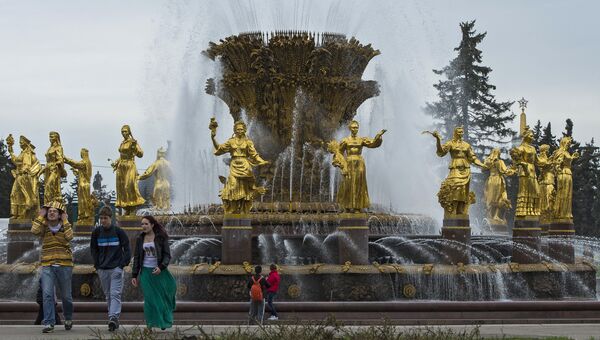 Начало сезона работы московских фонтанов, архивное фото