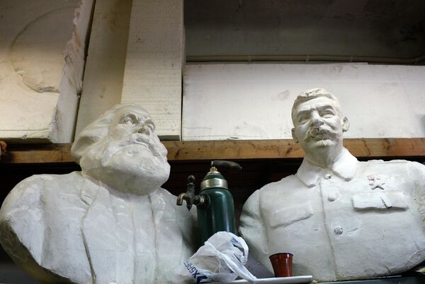 Бюсты Карла Маркса и Иосифа Сталина в цехе по изготовлению декораций киностудии Ленфильм