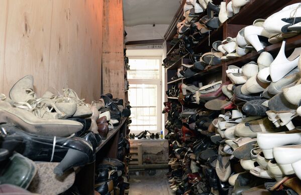 Коллекция обуви в костюмерном цеху киностудии Ленфильм