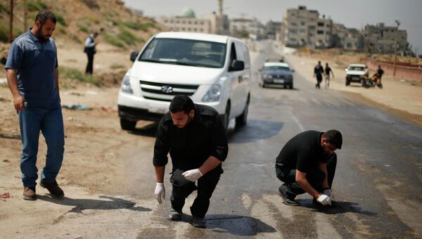 Палестинские полицейские на месте израильского авиаудара в секторе Газа