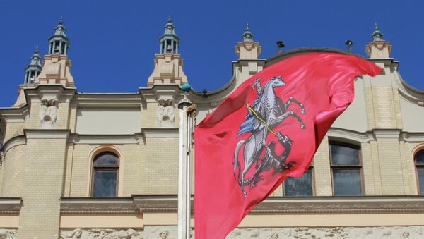 Флаг города Москвы перед зданием отеля Метрополь