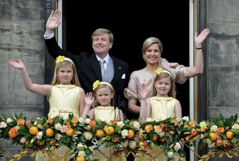 Принц Виллем-Александр со своей женой и тремя дочерьми