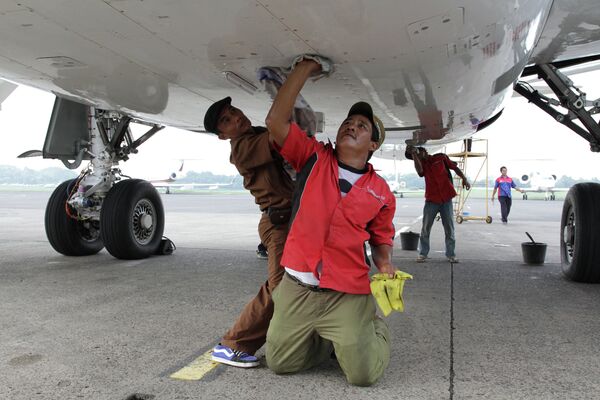 Подготовка к полёту SSJ-100 из аэропорта Халим (Джакарта, Индонезия)