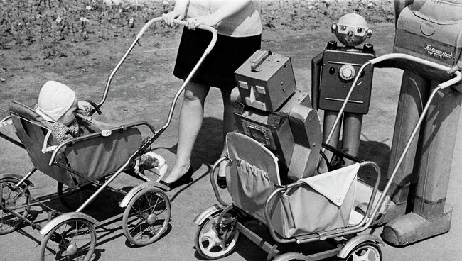 Роботы, созданные на Станции юных техников Калининграда, во время прогулки по городу, 1969 Роботы, созданные на Станции юных техников Калининграда, во время прогулки по городу, 1969