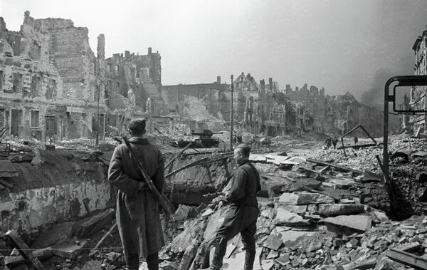 Советские воины на разрушенной Франкфуртерштрассе в Берлине