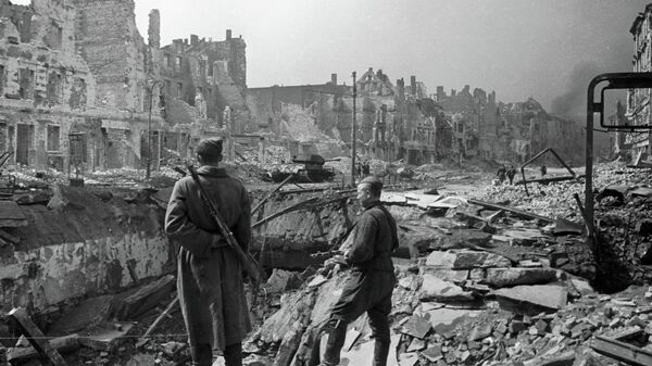 Советские воины на разрушенной Франкфуртерштрассе в Берлине, архивное фото