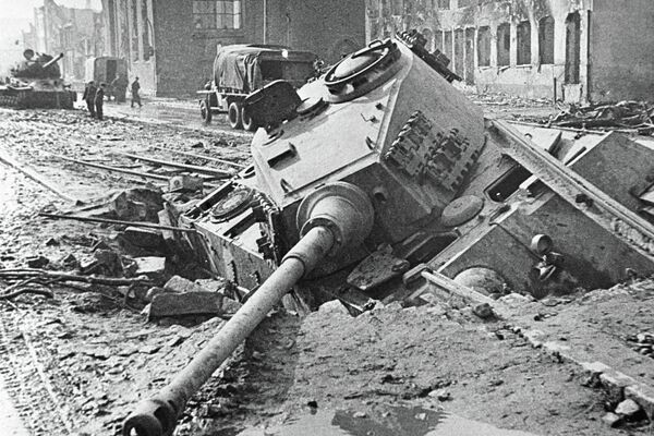 Подбитый немецкий танк на улице Берлина