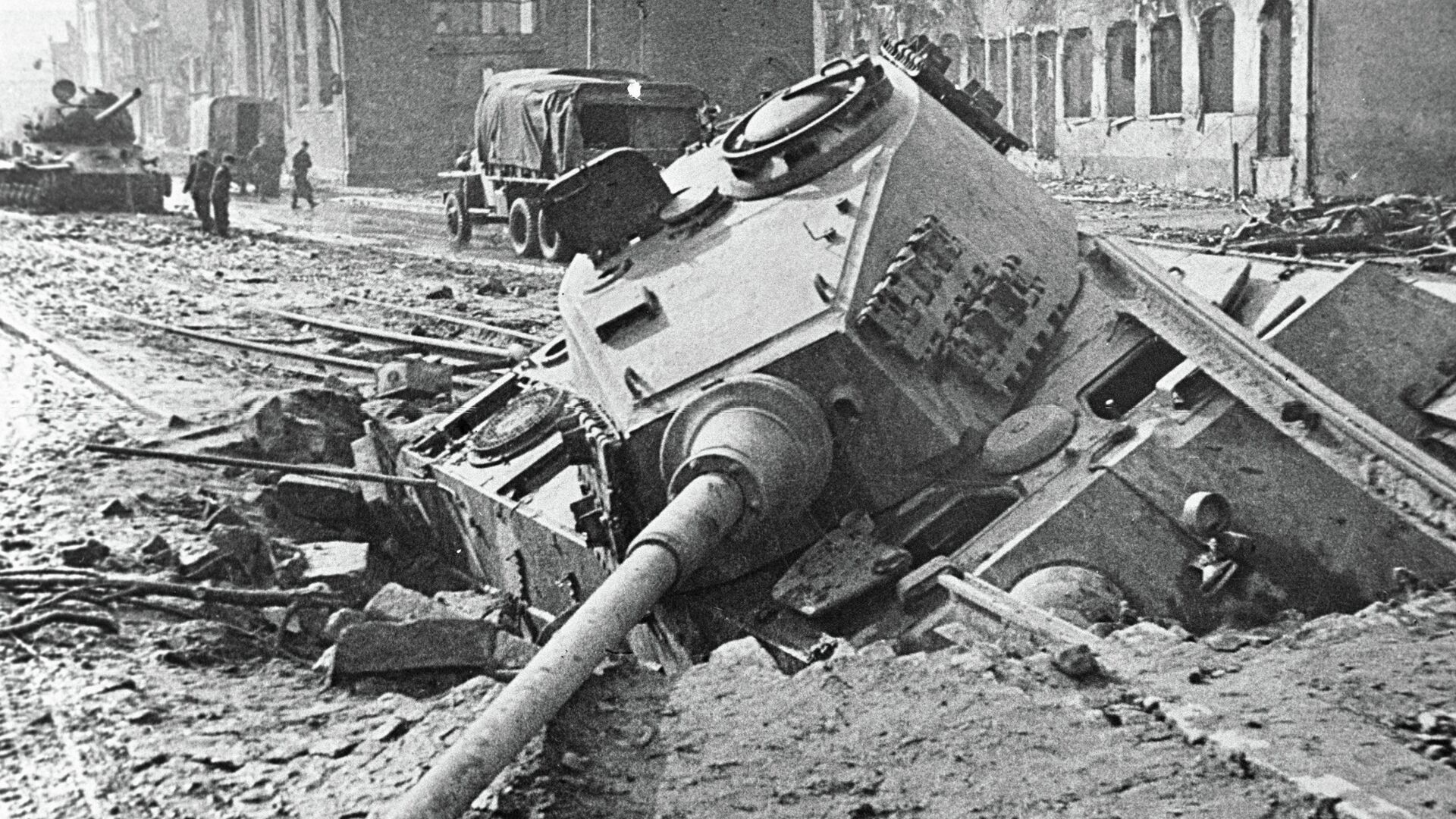 Подбитый немецкий танк на улице Берлина - РИА Новости, 1920, 14.07.2021