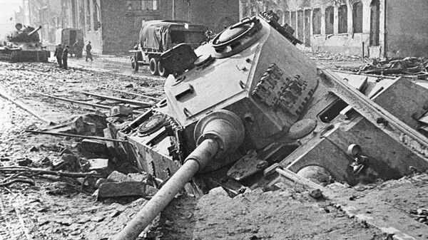 Подбитый немецкий танк на улице Берлина