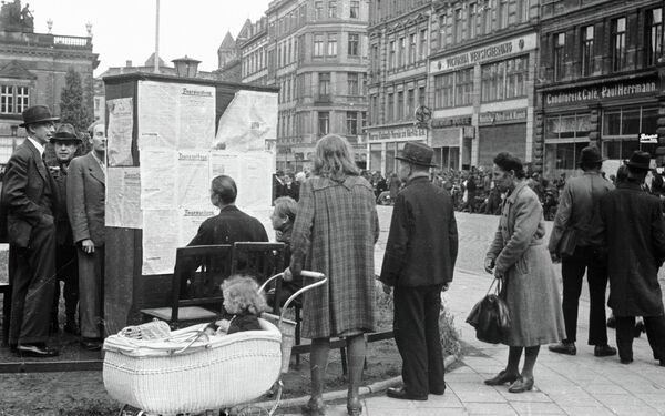 Берлинцы на улицах города в первые дни после окончания войны