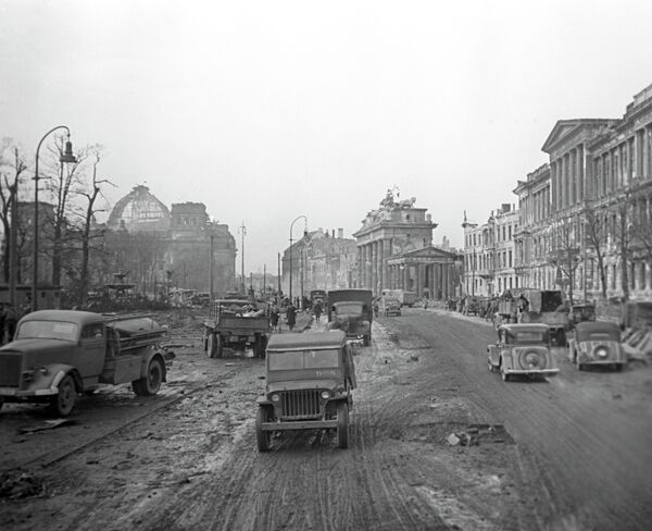 Берлин весной 1945 года. Вдали слева видно здание Рейхстага