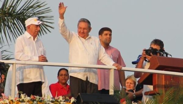Рауль Кастро приветствует первомайское шествие в Гаване. Архивное фото