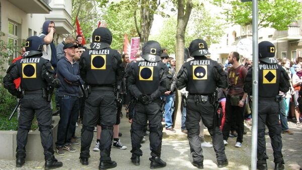 Полиция охраняет шествие неонацистов в Берлине