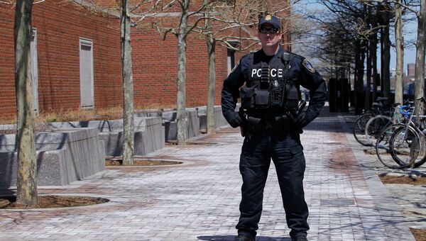 Полицейский у здания суда в Бостоне