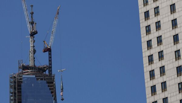 Шпиль нового ВТЦ в Нью-Йорке подняли на вершину здания для монтажа