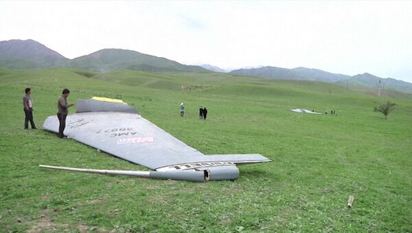 Первые кадры с места крушения самолета ВВС США в Киргизии