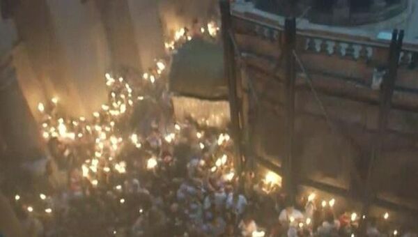 Тысячи православных зажгли свечи от Благодатного огня в Иерусалиме