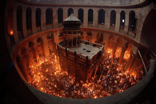 Схождение Благодатного огня в храме Гроба Господня в Иерусалиме