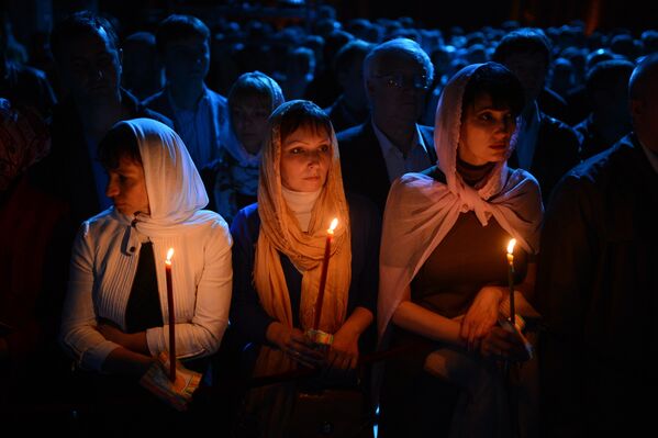 Верующие перед началом праздничного пасхального богослужения в храме Христа Спасителя в Москве.