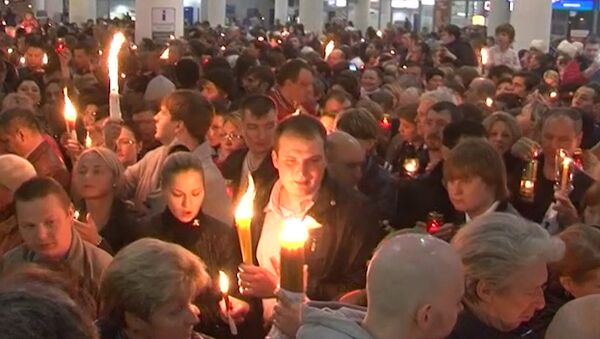 Встретившие Благодатный огонь зажгли свечи прямо в аэропорту Внуково