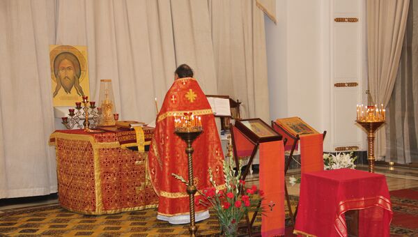 Настоятель прихода Св. Апостола Фомы в Нью-Дели отец Геннадий, пасхальное богослужение в белом зале российского посольства в Нью-Дели.