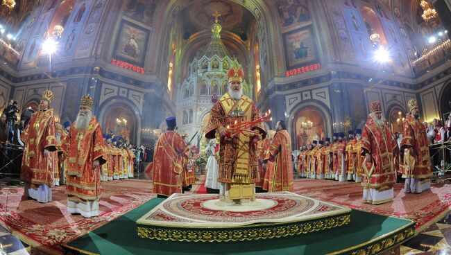 Пасхальное богослужение в храме Христа Спасителя в Москве