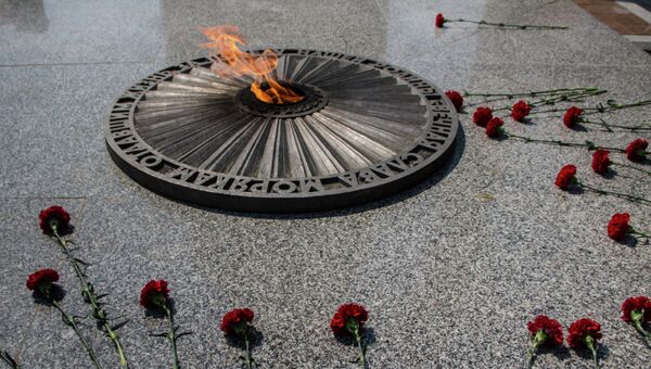 Огонь памяти у памятника морякам торгового флота, погибшим во время Второй Мировой войны во Владивостоке