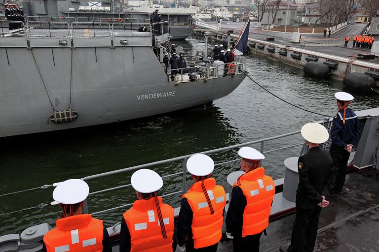 Фрегат ВМС Франции Вандемьер во время швартовки в порту Владивостока