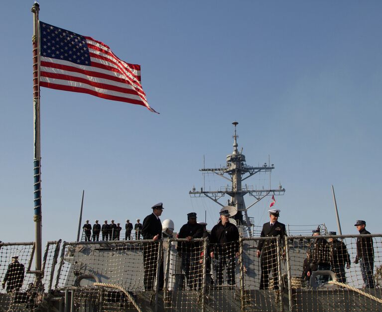 Ракетный эсминец Лассен военно-морского флота США прибыл во Владивосток