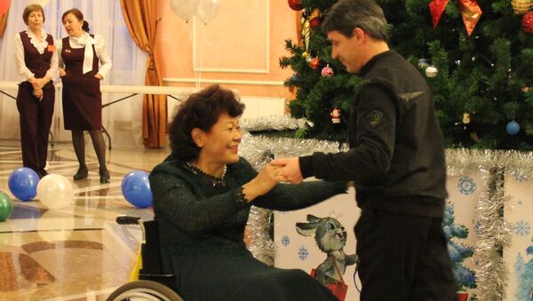 Эржена Будаева на коляске танцевала на акции Трезвый новый год в декабре 2012 года