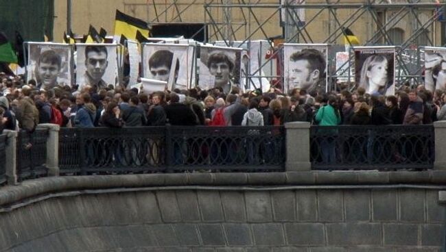 Митинг на Болотной: оппозиция в грузовике и цветы на месте гибели рабочего