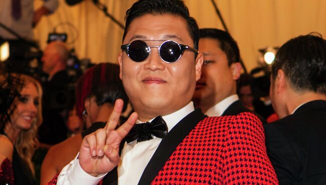 Южнокорейский певец PSY на Балу Института Костюма в Нью-Йорке