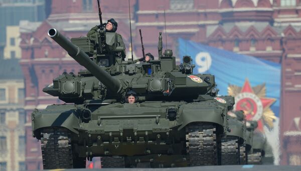 Танки Т-90 проходят по Красной площади во время генеральной репетиции парада Победы