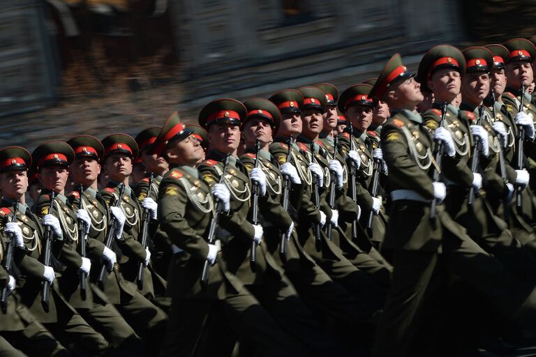 Военнослужащие парадных расчетов проходят по Красной площади во время генеральной репетиции парада Победы